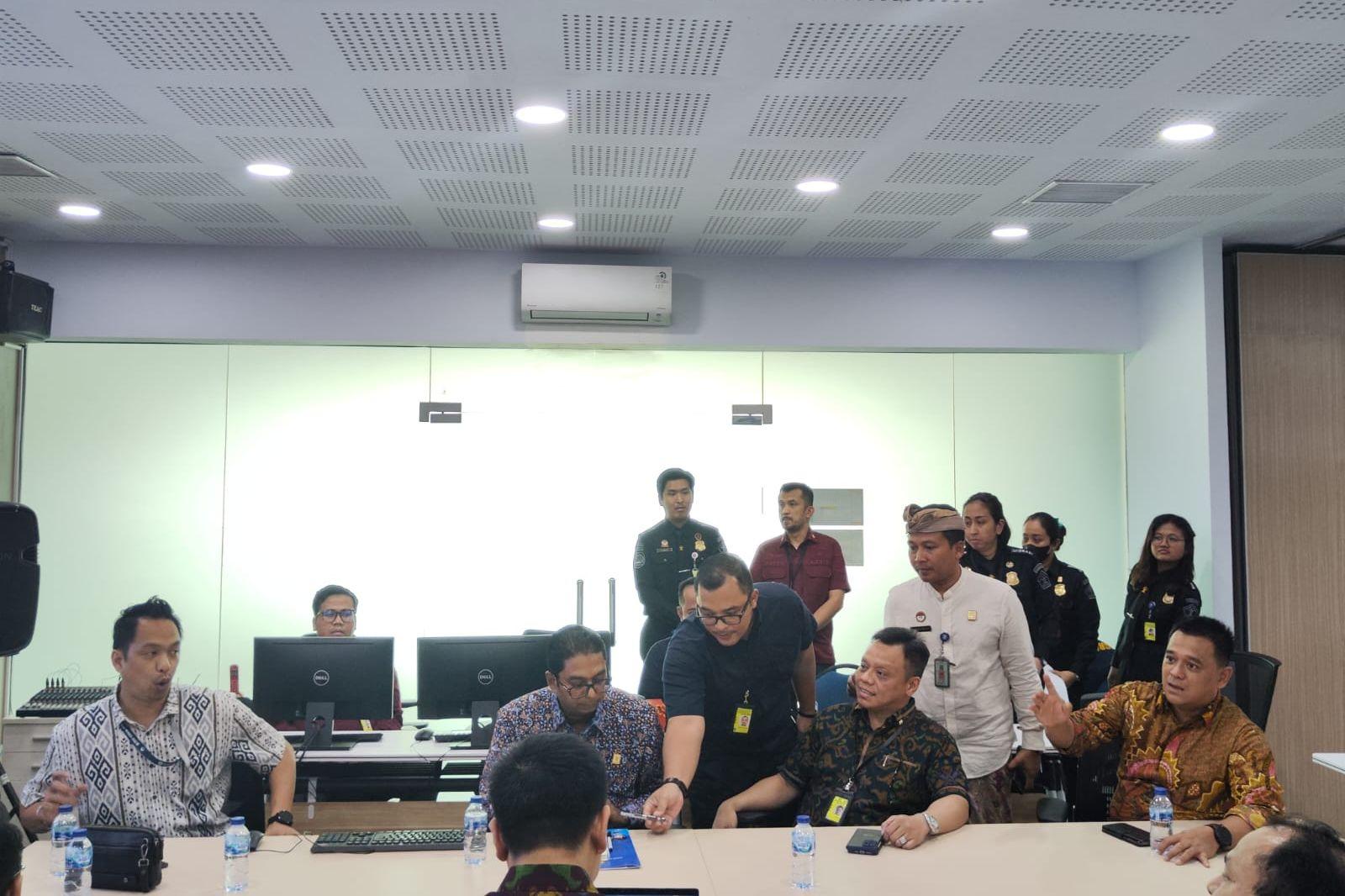 Kemenkumham Bali melaksanakan rapat di Ruangan EOC Kedatangan Internasional Bandara I Gusti Ngurah Rai, Kamis 12 Oktober 2023 lalu - Kakanwil Kemenkumham Bali Pastikan AALCO ke-61 Dapat Berjalan dengan Lancar