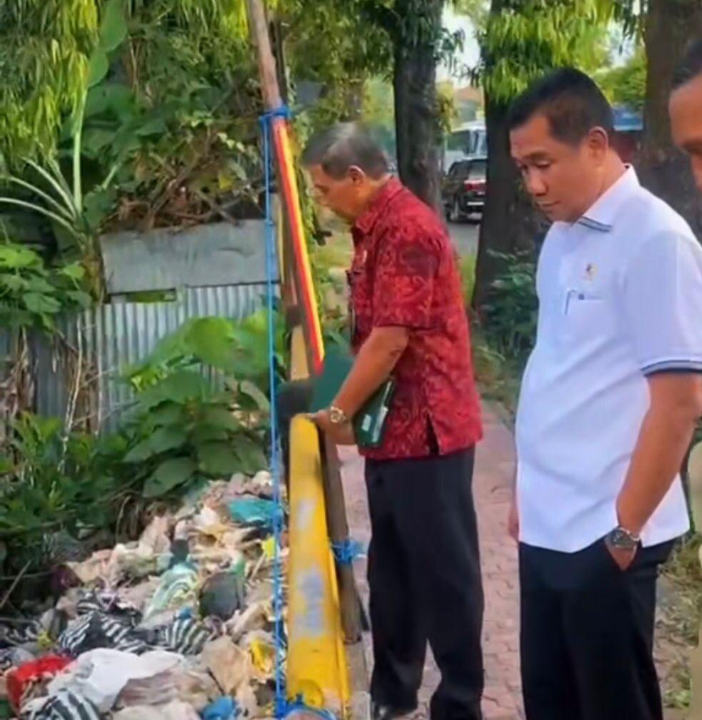 Ketua DPRD Gianyar, I Ketut Sudarsana (baju putih) saat melihat tumpukan sampah di sungai wilayah Desa Adat Delod Tukad, Desa Batubulan, Kecamatan Sukawati, Gianyar, Kamis 15 Mei 2025. Ketua DPRD Gianyar Bali Terkejut Dengan Tumpukan Sampah Di Sungai, Berencana Pasang Pagar 3 Meter