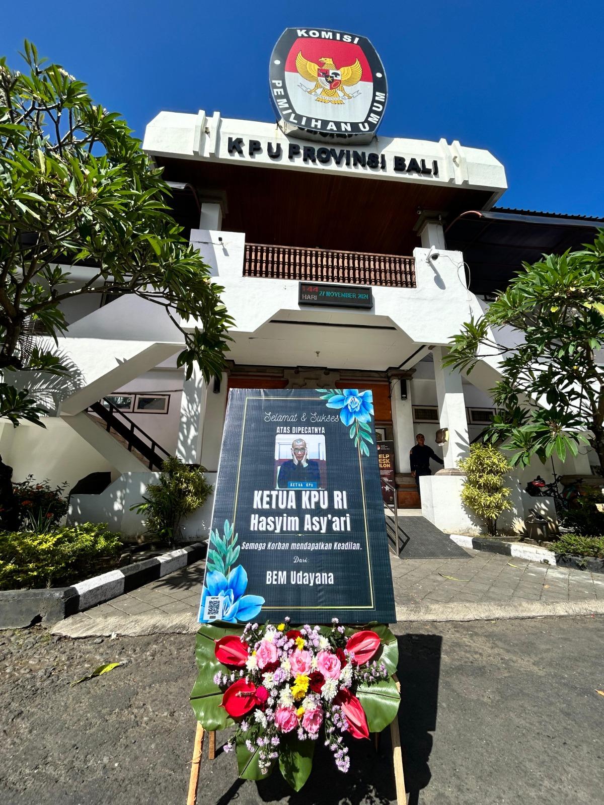 Badan Eksekutif Mahasiswa Pemerintahan Mahasiswa (BEM PM) Universitas Udayana mengirimkan karangan bunga ke KPU Provinsi Bali - Ketua KPU Dipecat Karena Skandal Asusila, BEM Unud Kirimkan Karangan Bunga ke KPU Bali