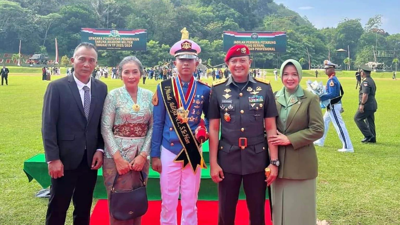 LULUSAN TERBAIK - I Made Aditya Wahyu Palguna (tengah) menjadi lulusan terbaik Akademi Militer (Akmil) di Akademi Militer, Magelang, Jawa Tengah, Jumat 5 Juli 2024 - Kisah Aditya Lulusan Akmil Terbaik 2024 asal Ubud Bali, Disiplin Dimulai Tiap Subuh Urus Ternak