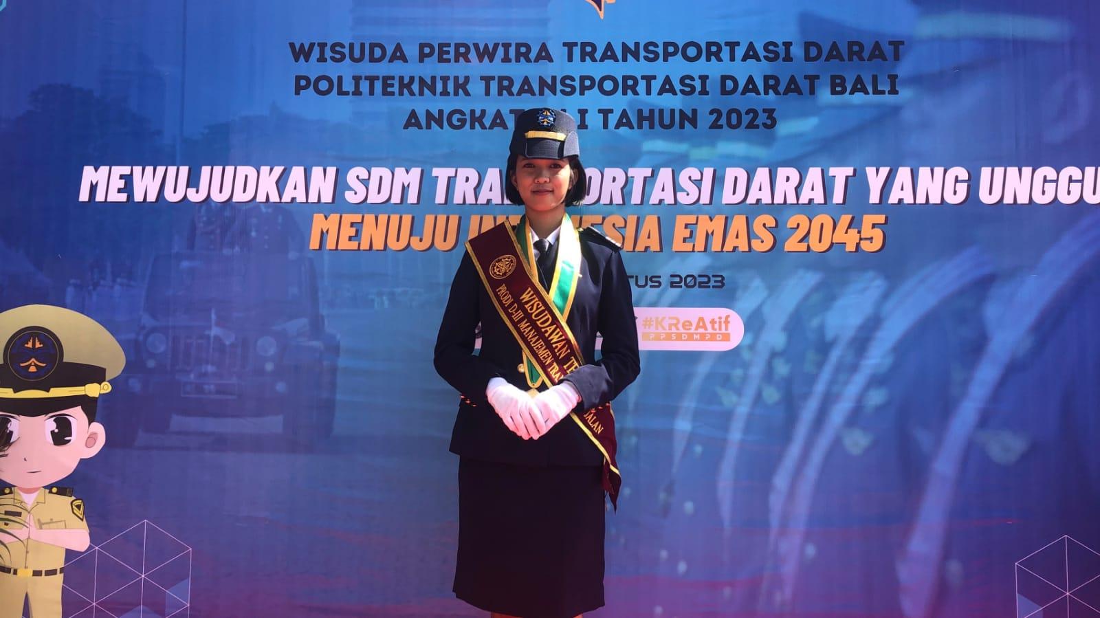 Made Nanda Pradnya Dewi, 21 tahun, asal Banjar Angkeb Canging Desa Gulingan, Kecamatan Mengwi, Kabupaten Badung menjadi lulusan terbaik di Poltrada Bali - Kisah Nanda Pradnya Dewi, Lulusan Terbaik Poltrada Bali, Langsung Jadi ASN Kemenhub