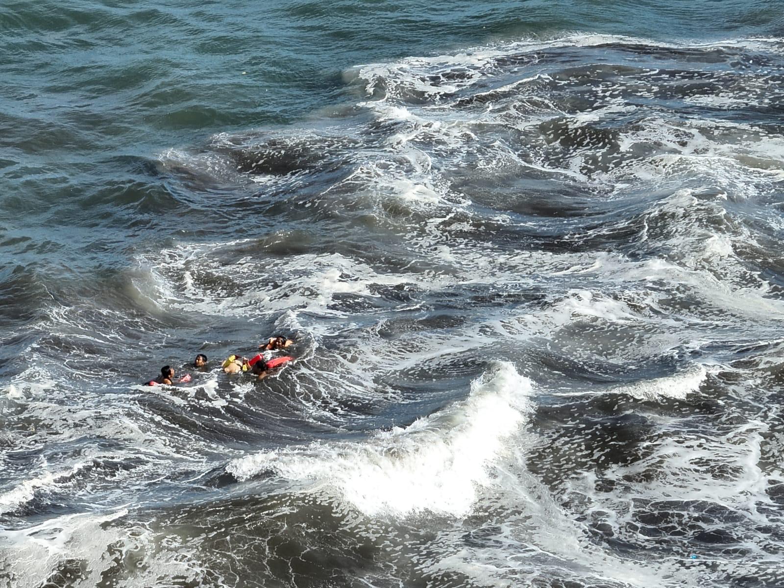 Evakuasi jenazah di Pantai Saba - Dua Korban Terseret Arus di Pantai Saba Gianyar Ditemukan Meninggal, Terapung di Atas Permukaan Laut
