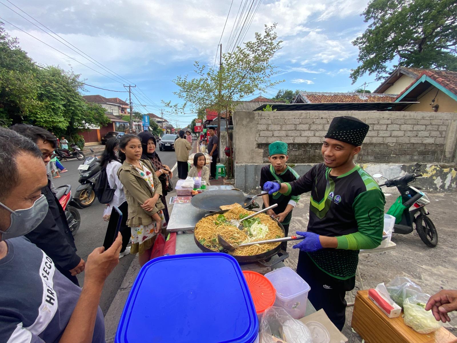 Mie Kari atau Mie Mamak yang dijual Rp 20 ribu perporsinya di sentra takjil Kampung Jawa Denpasar - Kuliner Bali: Sedapnya Mie Kari, Menu Baru Ramadhan di Kampung Jawa Denpasar