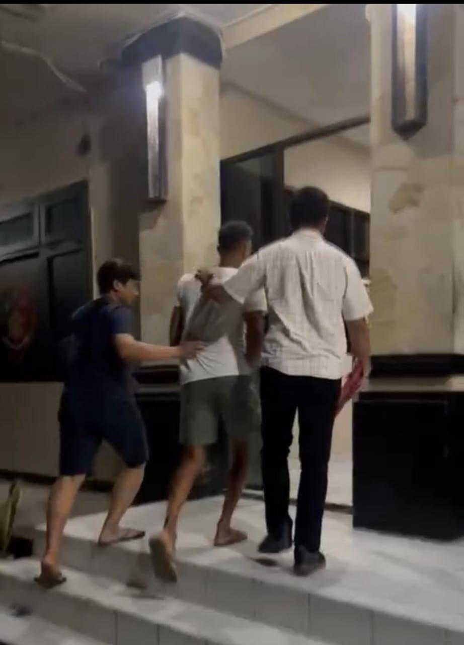 Satreskrim Polres Gianyar mengamankan WNA Inggris di Pejeng Kawan, Kecamatan Tampaksiring, Gianyar, Bali, Selasa 4 Juni 2024 malam - Polres Gianyar Amankan WNA Ngamuk di Pejeng Kawan, SA Mendorong dan Mencekik Korban