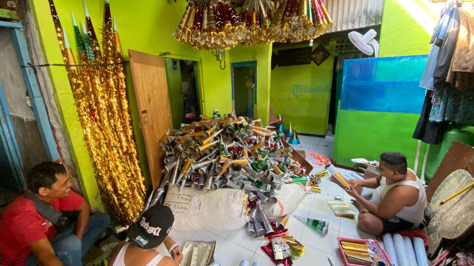 produsen terompet di Jalan Wibisana, Denpasar, Lilik Rustini sudah membuat stok terompet sejak Februari 2023 lalu - Produsen Terompet di Bali Kebanjiran Order, Buat 15 Ribu Terompet