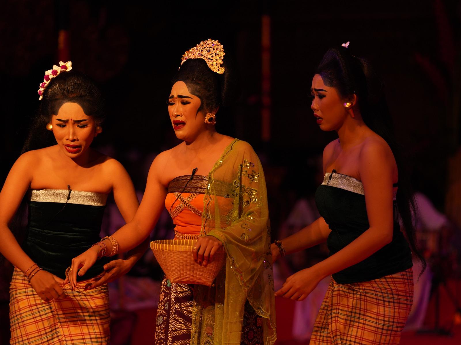 Penampilan Drama Gong Remaja duta Kabupaten Badung pada Pesta Kesenian Bali (PKB) ke-45 - Sanggar Seni Mudra Badung Tampilkan Drama Gong 'Katemu ring Tampak Siring' di PKB ke-45