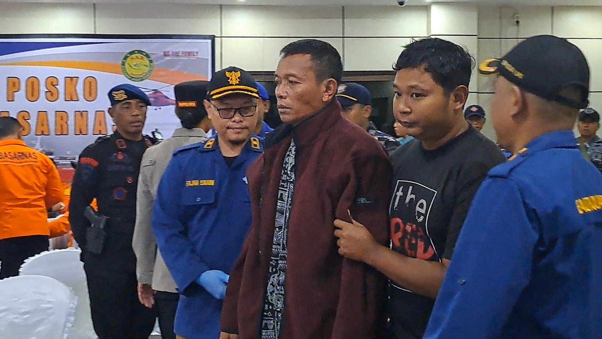 Pendataan - Wahyudi ketika didata oleh petugas posko di kantor ASDP Gilimanuk, Sabtu (5/7/2025). Wahyudi juga menceritakan peristiwa kecelakaan berdasarkan pengalamannya. Selamat Namun Belum Terdata, Wahyudi Datangi Posko ASDP Gilimanuk Bali Sebelum ke Banyuwangi