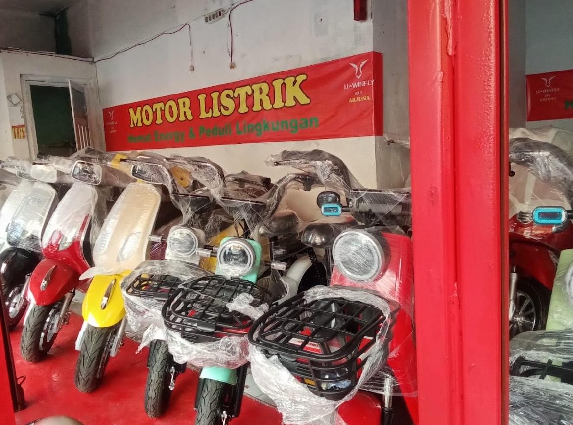 Sepeda Listrik adalah kendaraan tertentu yang memiliki roda 2 (dua) dilengkapi dengan peralatan mekanik berupa motor listrik - Fenomena Bocil Bersepeda Listrik di Jalan Raya Bali, Bahayakan Keselamatan Tapi Tidak Bisa Ditindak