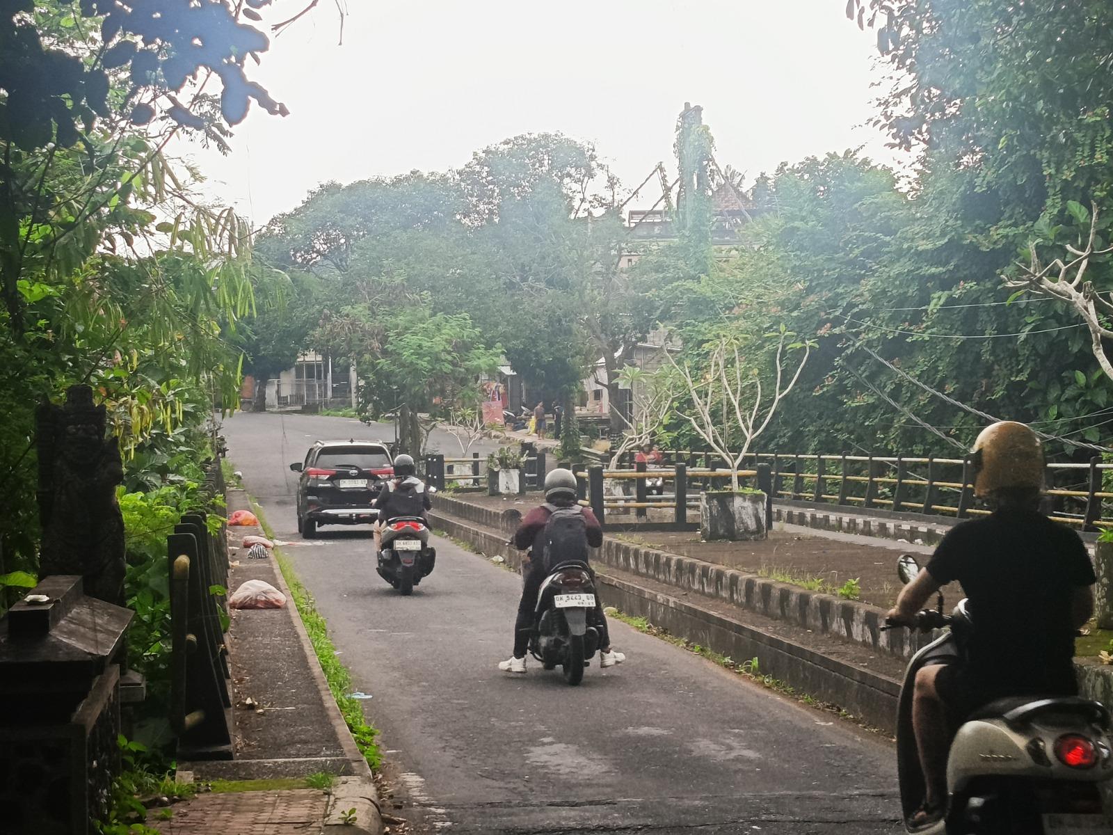 Suasana jembatan Bona, Blahbatuh, Gianyar, Bali, Minggu 16 Juni 2024 - Diduga Berada di Titik Perbatasan, Jembatan Bona Gianyar Jadi Tempat Pembuangan Sampah