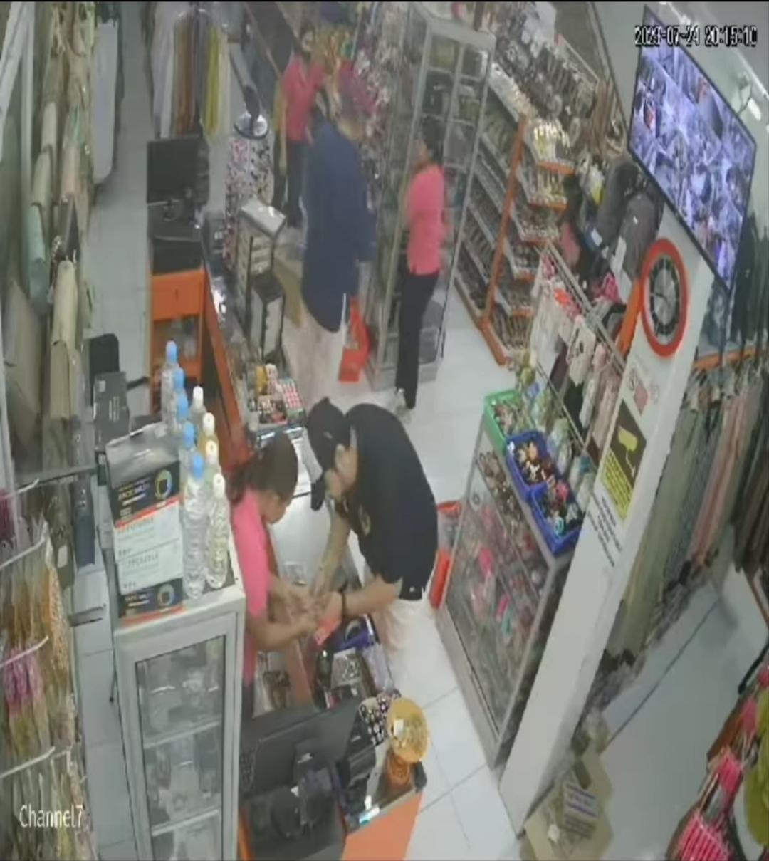 Tangkapan Layar aksi pencurian terekam CCTV yang dilakukan oleh WNA di salah satu toko pakaian di Jalan Srikandi, Kecamatan Sukasada - Kasus Hipnotis di Buleleng, Imigrasi Kesulitan Mengidentifikasi Identitas Pelaku, Kerugian 1,7 Juta