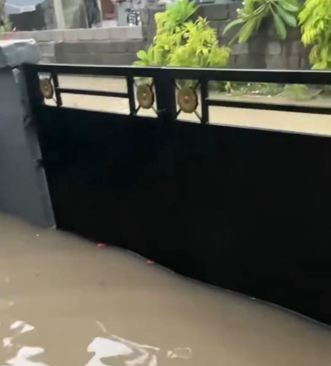 Tangkapan layar banjir di Jalan Raya Dawas, Gang Kresna, Desa Tibubeneng pada Minggi 1 Desember 2024 - Intensitas Hujan Tinggi, Banjir Melanda Rumah Warga di Jalan Raya Dawas Badung
