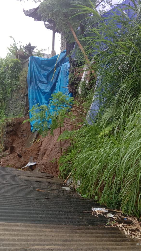 Tebing di samping rumah warga di Desa Bresela, Payangan, Gianyar, Bali, longsor, Minggu 1 Desember 2024 - Pasca Hujan, Rumah Di Payangan Terancam Longsor, 180 Rumah Di Gianyar Rawan Bencana