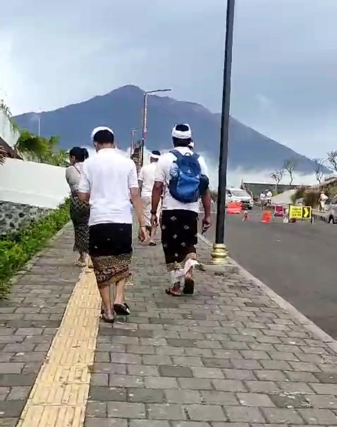 Tiga sekawan dari Gianyar berjalan kaki ke Pura Agung Besakih, Karangasem, Bali - Kisah 3 Warga Gianyar Jalan Kaki Maturan ke Pura Besakih Bali, Tempuh Jarak 42 KM