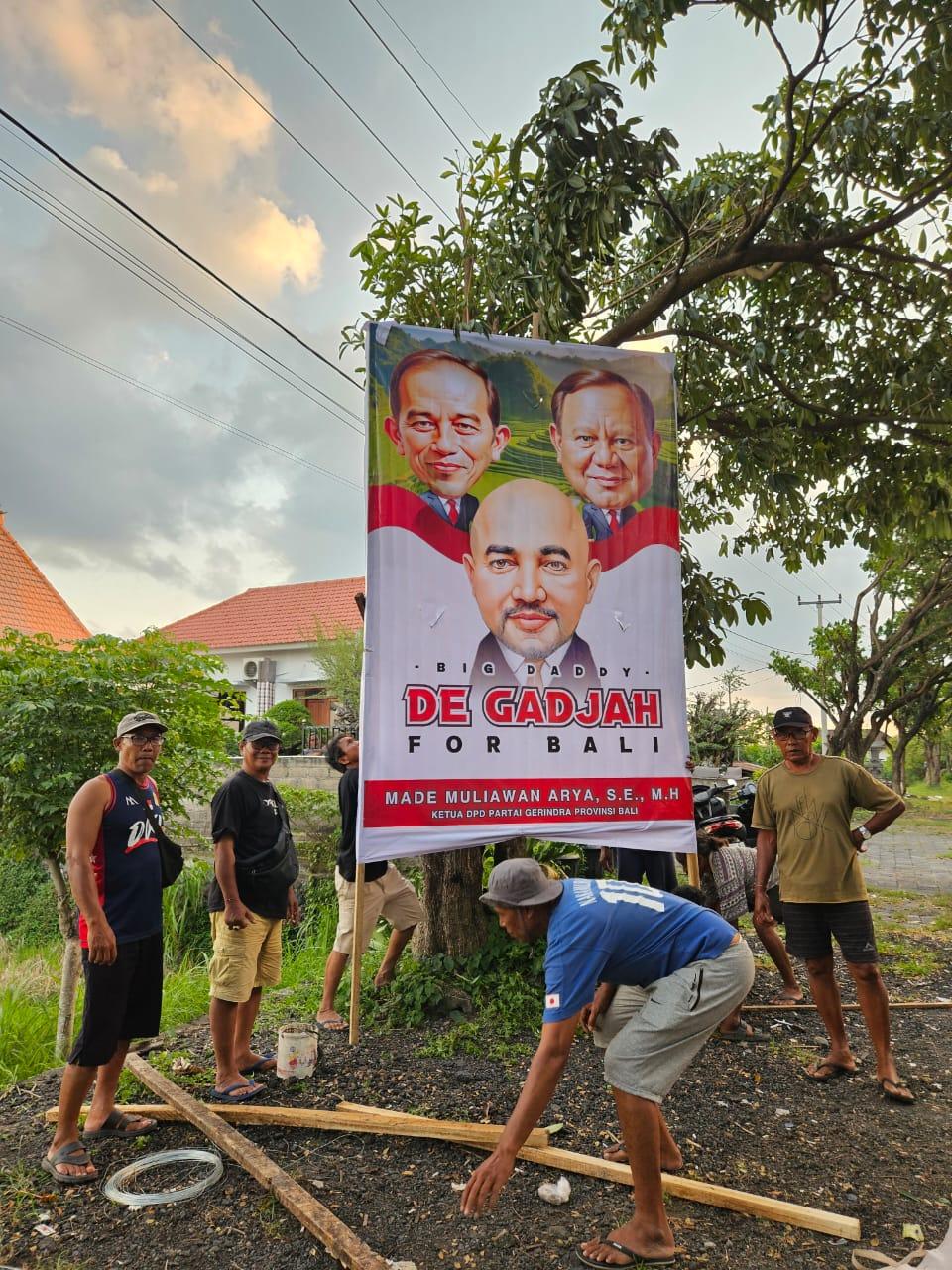 Para relawan mulai ramai memasang baliho De Gadjah untuk tarung di Pilgub Bali - Titip Pembangunan Nusa Penida, Wayan Baru Galang Dukungan untuk De Gadjah Maju Pilkada Bali