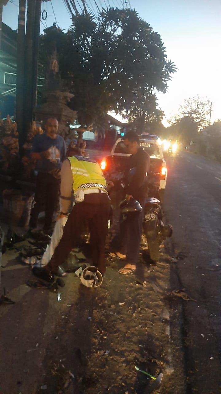 Polisi saat melakukan olah TKP pasca musibah kecelakaan adu jangkrik di ruas jalan Singaraja - Lovina tepatnya wilayah Desa Pemaron. Minggu 7 Juli 2024 - Kecelakaan Adu Jangkrik di Ruas Jalan Singaraja – Lovina Bali, Nyawa Pegawai Bappeda Tak Tertolong