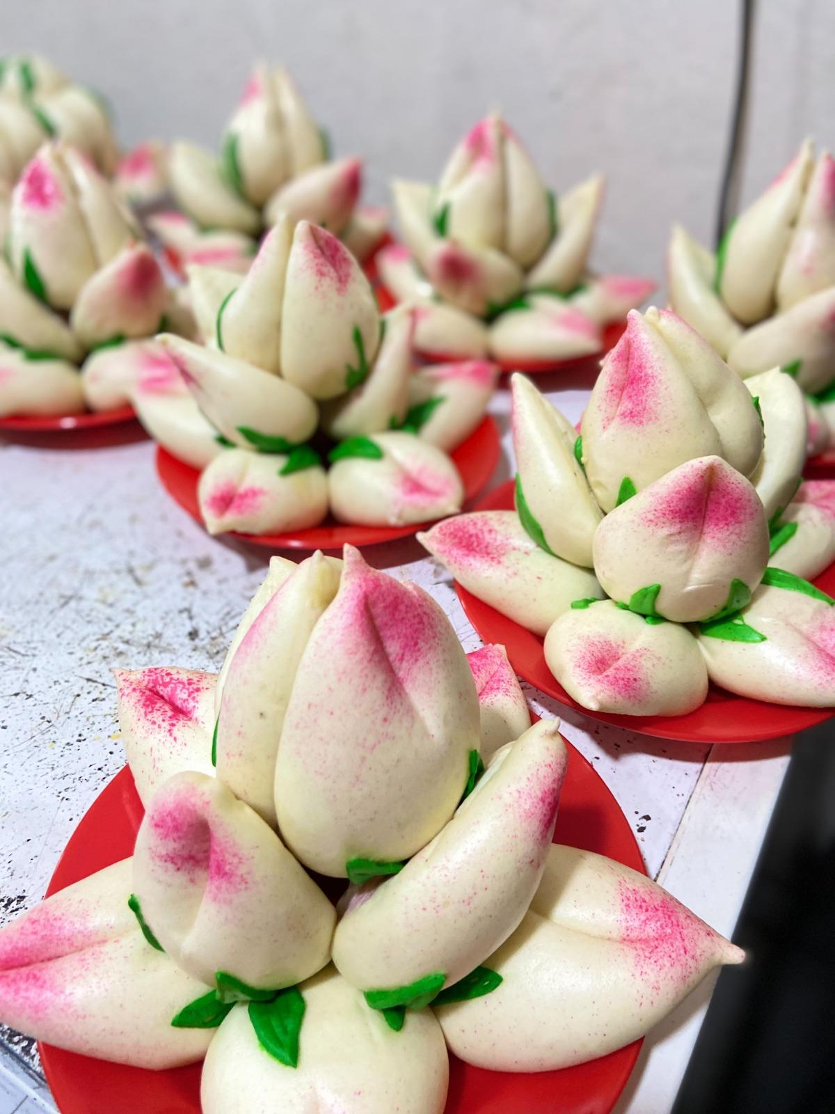 kue teratai Shian Tou yang merupakan kue sejenis bakpao yang ditemui jelang Imlek.