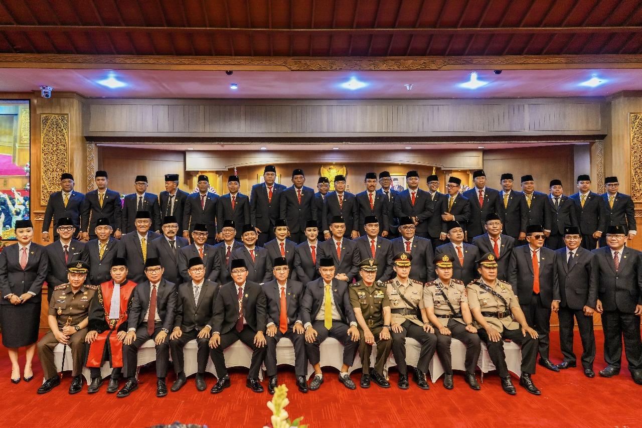 Bupati Nyoman Giri Prasta didampingi Wabup Ketut Suiasa saat menghadiri pelantikan dan pengambilan sumpah/janji Anggota DPRD Kabupaten Badung periode 2024-2029 pada Rapat Paripurna DPRD Badung di Ruang Sidang Utama Gosana, Kantor DPRD Badung, Senin 5 Agustus 2024 - Pelantikan Anggota DPRD Badung Periode 2024-2029, Bupati: Jalankan Tugas Sesuai Amanat Rakyat