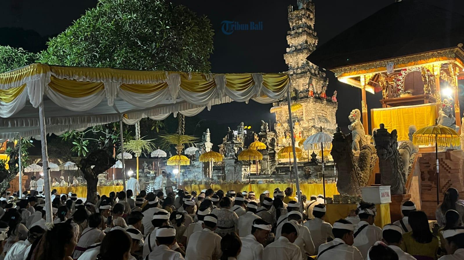 Suasana persembahyangan di Pura Jagatnatha Denpasar pada Hari Raya Saraswati, Sabtu 16 Desember 2023 - Tembok Baru Jadi Daya Tarik Pemedek Tangkil ke Pura Jagatnatha Denpasar Saat Hari Raya Saraswati