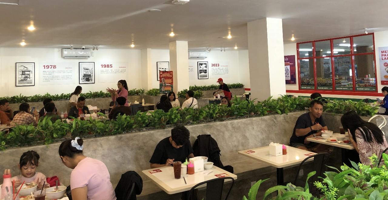 Suasana outlet ke-7 Bakmi Akiu yang telah soft opening dan akan melakukan grand opening 12 April 2025 mendatang. Berdiri 1985, Jualan Dengan Rombong Berkeliling Denpasar Bali, Kini Bakmi Akiu Terus Berekspansi