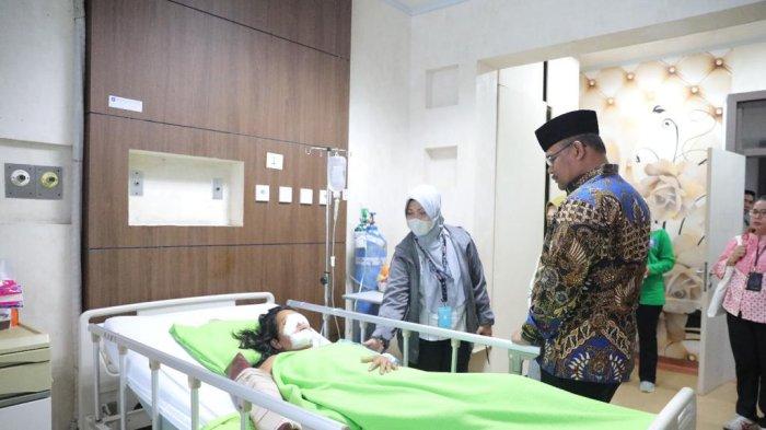 Penjabat (Pj) Gubernur Kepulauan Bangka Belitung Safrizal ZA menjenguk korban KDRT Nurlaela (34), di RSUD Soekarno, pada Jumat (1/12/2023).