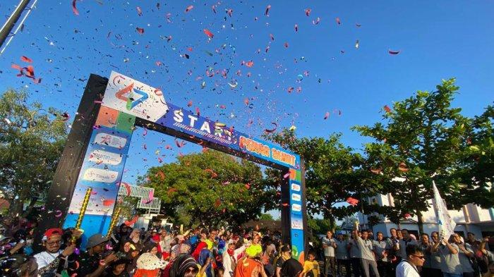 Ribuan masyarakat yang antusias mengikuti jalan sehat pekan sehat dalam rangka HUT PT Timah Tbk ke-47, Minggu (6/8/2023)