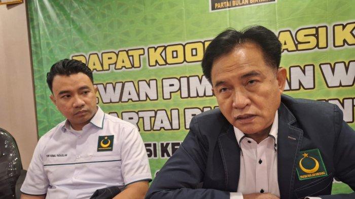 Ketua Partai Bulan Bintang (PBB) Yusril Ihza Mahendra saat berada di kegiatan konsolidasi internal PBB Bangka Belitung, Kamis (11/1/2024) siang, sebelum melanjutkan agenda menuju Konsolidasi Koalisi Indonesia Maju Provinsi Bangka Belitung yang dihadiri Prabowo Subianto selaku calon presiden.