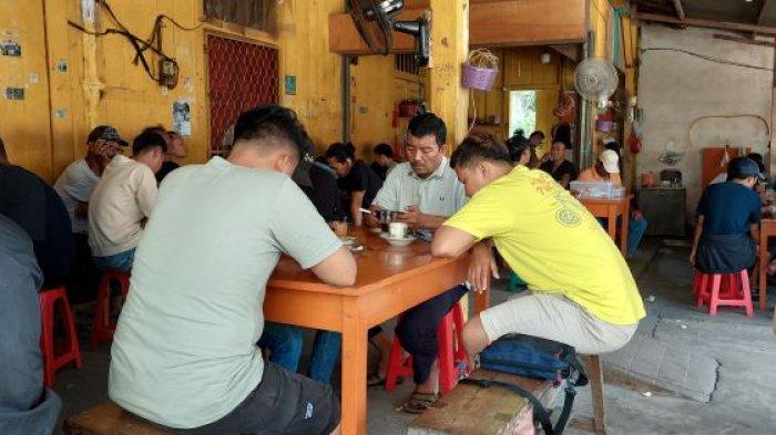 Suasana sehari-hari di Warkop Ajang Toboali