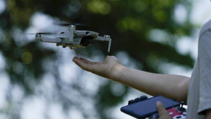Andriy Pokrasa (15 tahun), menerbangkan drone-nya saat diwawancara Associated Press di Kyiv, Ukraina, Sabtu (11/6/2022).