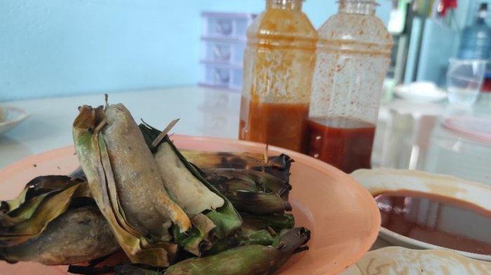 Berbagai makanan di Otak-otak Afung meliputi empek-empek rebus, otak-otak daun dan es buah.