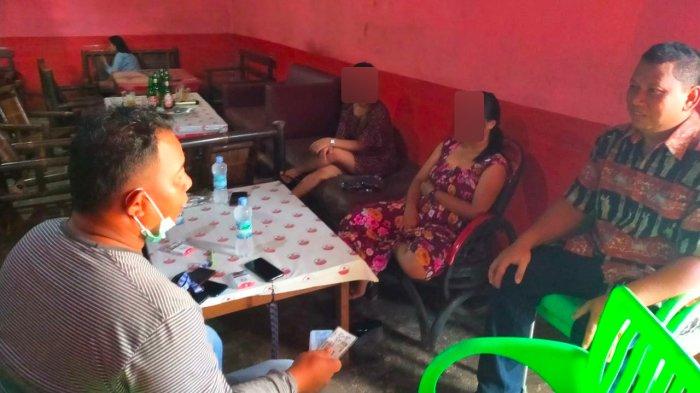 Ilustrasi Tim Buser Polres Bangka Aipda Nanang saat mengamankan 3 PSK di Wisma Sekate Eks Lokalisasi Sambung Giri Kecamatan Merawang Kabupaten Bangka..