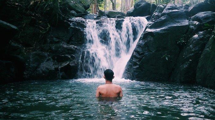 Para pengunjung saat mandi di objek wisata Air Terjun C2, Desa Lubuk Pabrik, Kecamatan Lubuk Besar, Bangka Tengah beberapa waktu lalu.