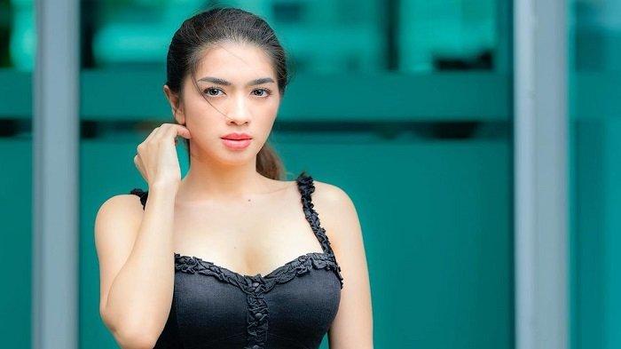 Potret cantik Angel Karamoy