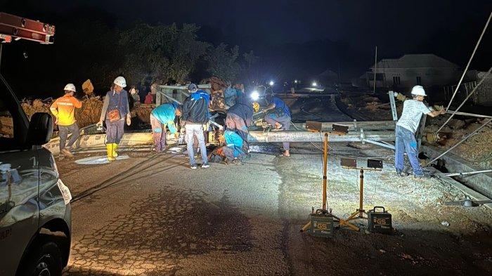 Sejumlah petugas PLN saat melakukan pemasangan tiang dan gardu pengganti yang roboh usai diterpa hujan, Ahad (2/7/2023). Upaya recovery terus dilakukan PLN untuk menormalkan pasokan listrik di wilayah itu