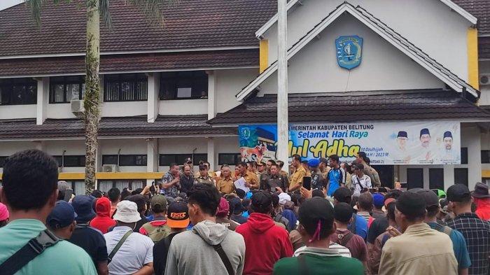 Demonstran berunjuk rasa di Kantor Bupati Belitung, Senin (10/7/2023).