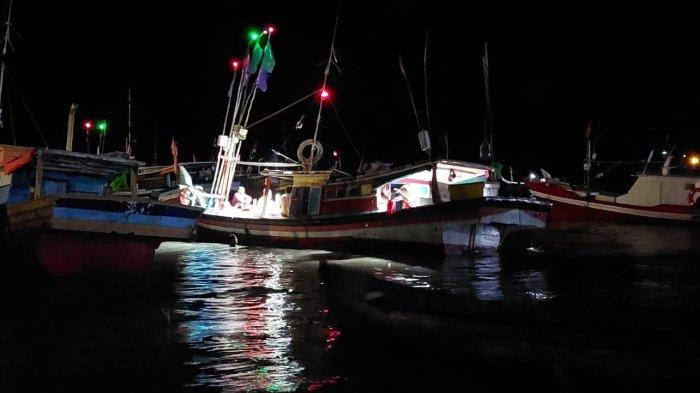Sejumlah nelayan Kelurahan Ketapang, Kecamatan Toboali Kabupaten Bangka Selatan ketika melakukan evakuasi terhadap delapan ABK dan Kapten KLM Berkah Pandawa Setia yang karam di perairan Selat Bangka, Senin (17/7/2023) kemarin.
