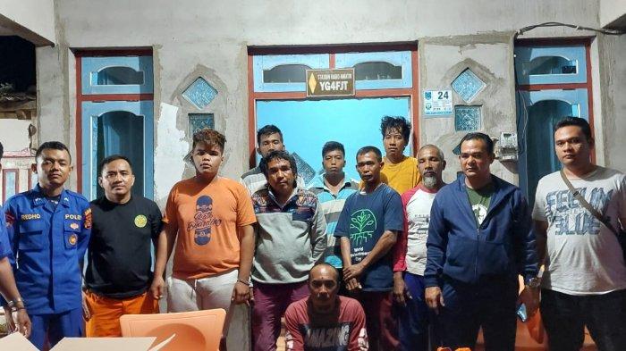 Kapten KLM Berkah Pandawa Setia, Arianton bersama tujuh ABK saat diselamatkan nelayan Kelurahan Tanjung Ketapang, Kecamatan Toboali, Rabu (19/7/2023). Mereka saat ini dievakuasi di rumah milik warga sebelum dipulangkan ke Provinsi Riau.
