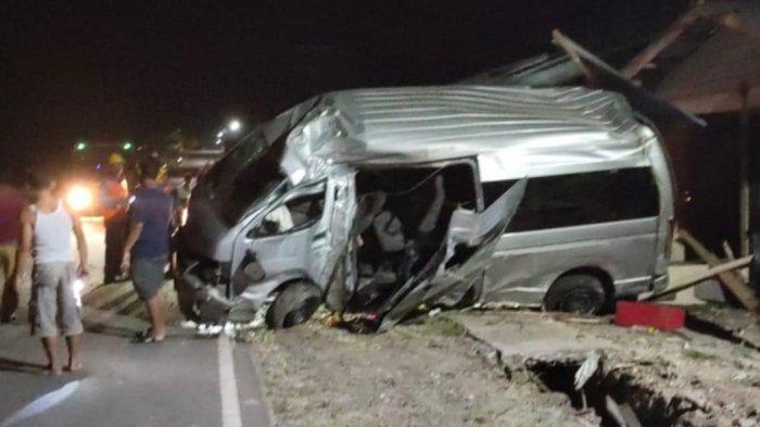 Kecelakaan terjadi di Jalan Tengah Desa Simpang Tiga, Simpang Renggiang, Beltim, Selasa (18/7/2023) sekitar pukul 17.50 WIB. Kecelakaan itu melibatkan mobil minibus hiace menabrak sebuah rumah kosong.