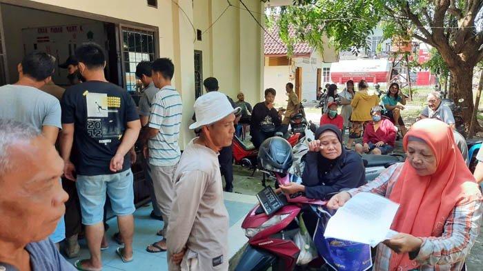 Puluhan pedangan di Pasar Tradisional Mentok, geruduk kantor Unit Pelayanan Teknis (UPT) Pasar Mentok, Kabupaten Bangka Barat, Provinsi Kepulauan Bangka Belitung, Selasa (18/7/2023) pagi.