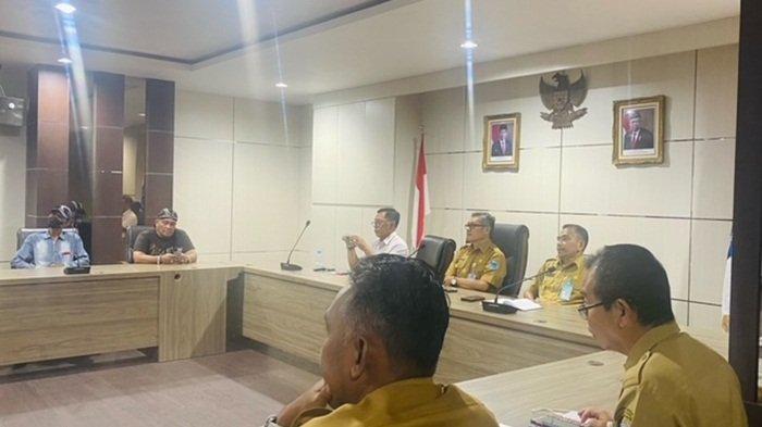 Pemprov bersama wali murid dan perwakilan masyatakat mengikuti audiensi di Ruang Tanjung Pendam, Senin (24/7/2023).