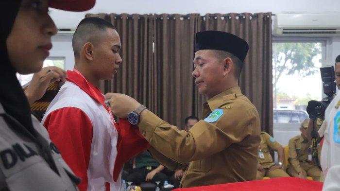 Bupati Bangka H Mulkan menyematkan pun saat membuka kegiatan pemusatan Diklat Paskibraka Kabupaten Bangka Tahun 2023 di Ballroom Hotel Manunggal Sungailiat, Senin (31/07/2023). edw