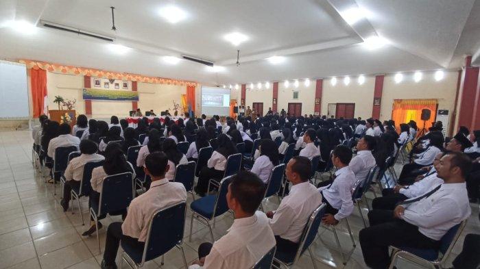 Pelantikan tenaga Pegawai Pemerintah dengan Perjanjian Kerja (PPPK) formasi tahun 2022, di Kabupaten Bangka Barat, di Gedung Graha Aparatur Pemkab Bangka Barat, pada Senin (31/7/2023) pagi.