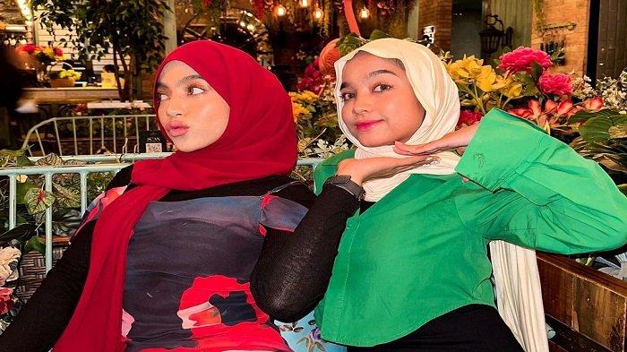 Oklin Fia dan kembarannya, Isna Anggita Sari