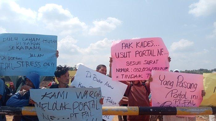 Puluhan warga desa Mendo Barat, Kecamatan Mendo Barat membongkar portal yang diklaim berdiri di atas lahan desa sepanjang 1.600 meter, Sabtu (12/8/2023)