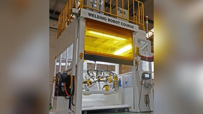 Robot welding yang dimiliki PT Yamaha Indonesia Motor Manufacturing (YIMM) di Pabrik YIMM, Pulo Gadung, Jakarta Timur. Robot welding digunakan dalam pengelasan rangka sepeda motor Yamaha.