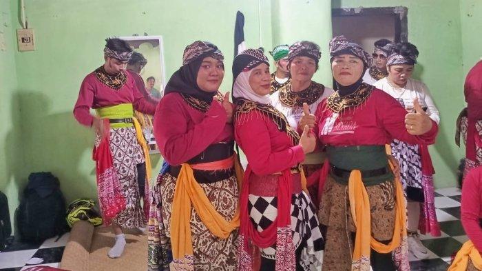 Kesenian reog yang dilestarikan warga keturunan Jawa di Air Kenanga Kecamatan Sungailiat Kabupaten Bangka Senin (18/9/2023).