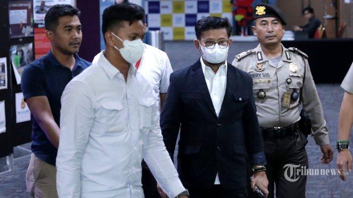 Menteri Pertanian Syahrul Yasin Limpo berjalan usai menjalani pemeriksaan di Gedung ACLC KPK, Jakarta, Senin (19/6/2023). Syahrul Yasin Limpo diperiksa KPK terkait kasus dugaan korupsi di Kementerian Pertanian. Penggeledahan terhadap rumah dinas Syahrul justru berujung penemuan senjata api berjumlah 12 buah.