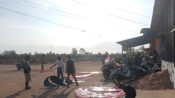 Penghobi permainan layang layang saat bermain di Taman Mandara kota Pangkalpinang, Minggu (15/10/2023).