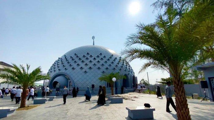 Tampak depan Masjid Agung Kubah Timah di Jalan Jenderal Sudirman Kota Pangkalpinang, Jumat (10/11/2023)