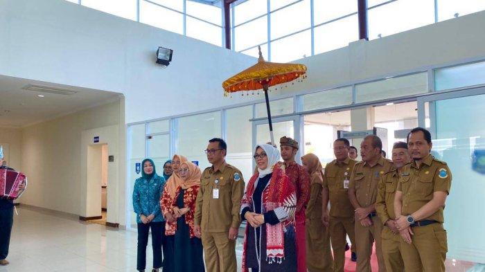 Penyambutan Lusje Anneke Tabalujan tiba di VIP Bandara Depati Amir Kota Pangkalpinang, Selasa (14/11/2023)