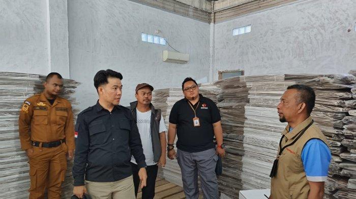 Ketua Bawaslu Provinsi Kepulauan Babel EM Osykar bersama rombongan meninjau gudang penyimpanan logistik KPU Belitung pada Rabu (29/11/2023).